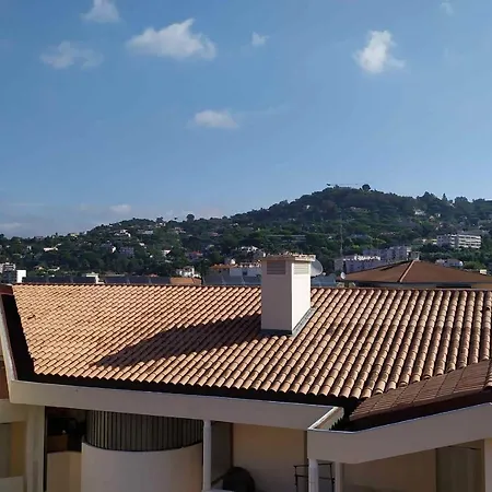 Apartment With Sea View And Balcony